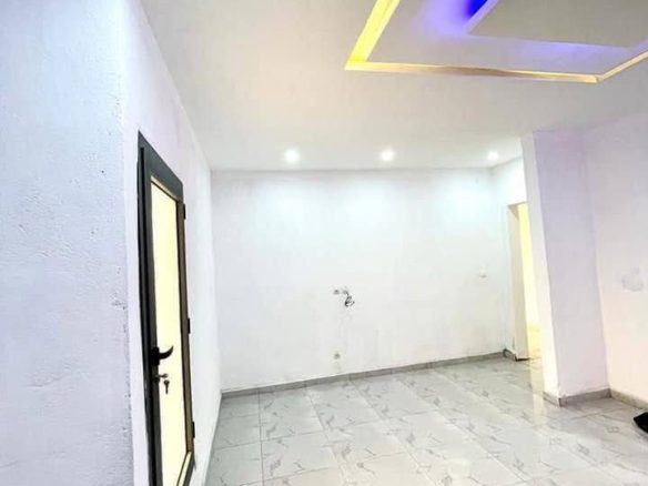 EN VENTE DIRECT COCODY ANGRÉ NOUVEAU CHU Un appartement de 5 pièces très bien situé