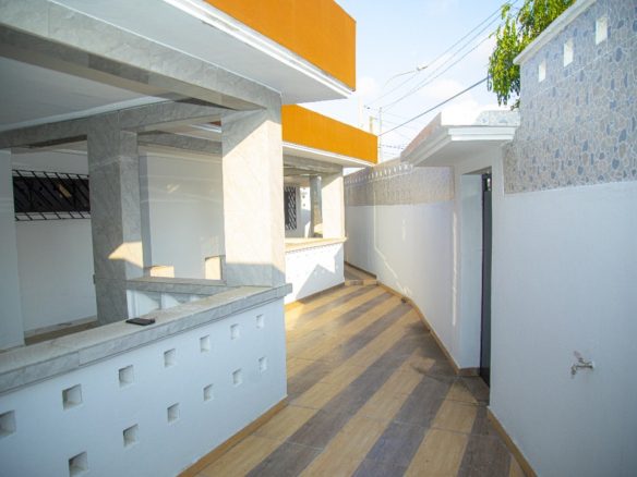 Une belle villa basse de 7 pièces prête à habiter en location. Située à Cocody