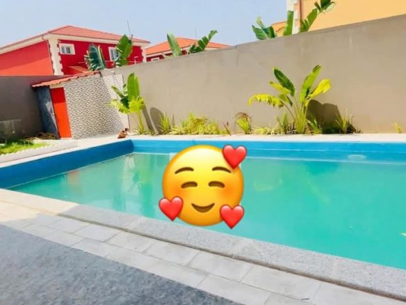 📍BASSAM CITÉ ITALIA MODESTE À louer villa 5 pièces + Piscine ✅Loyer 1300000 fcfa.