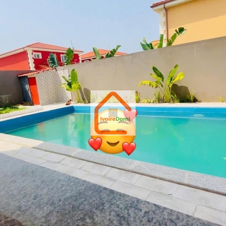📍BASSAM CITÉ ITALIA MODESTE À louer villa 5 pièces + Piscine ✅Loyer 1300000 fcfa.