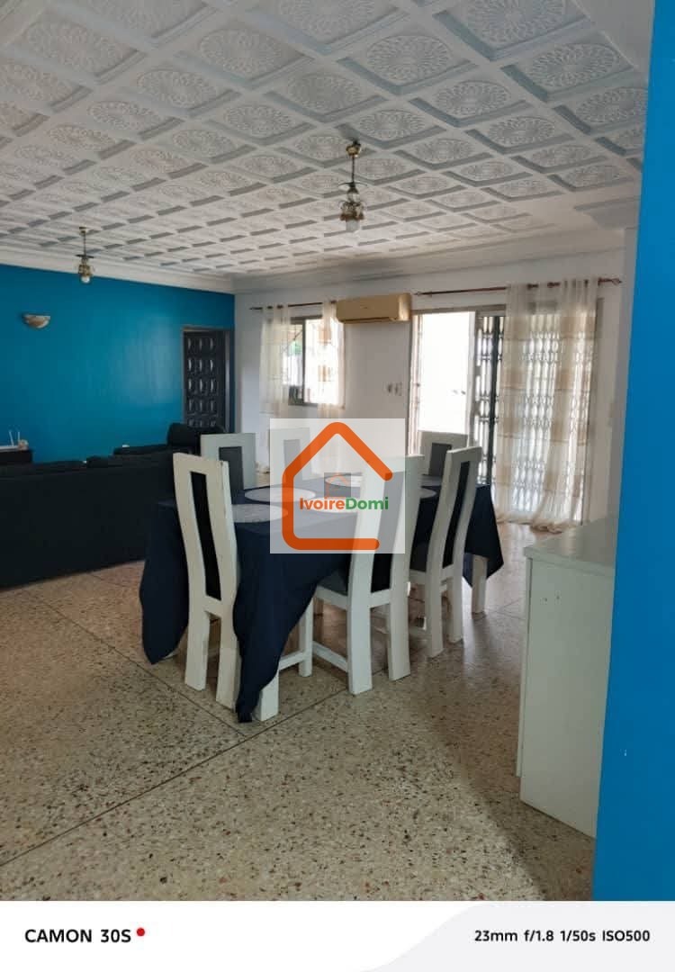 VILLA BASSE 5 PIÈCES Cocody Riviéra Bonoumin situé non loin d’Abidjan Mall
