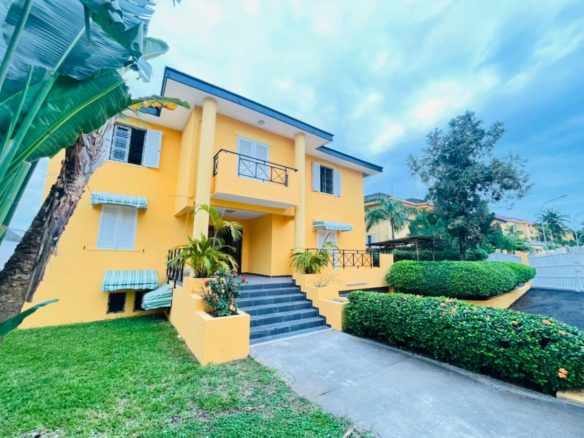 Cocody Riviera 3, Cité country club À louer Villa duplex 9 pièces composée: 5 chambres