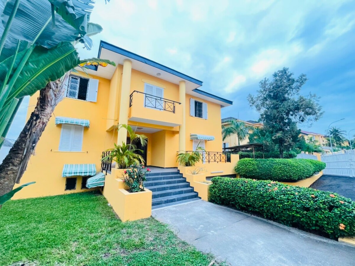 Cocody Riviera 3, Cité country club À louer Villa duplex 9 pièces composée: 5 chambres