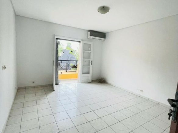 Cocody Riviera 3, Cité country club À louer Villa duplex 9 pièces composée: 5 chambres