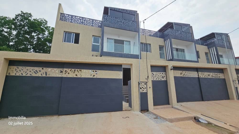 Belle villa duplex de 4 pièces située dans une cité résidentielle et calme, la cité Rosier