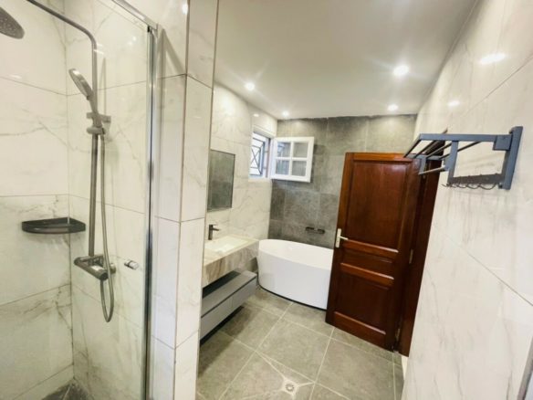 Cocody Riviera 3, Cité country club À louer Villa duplex 9 pièces composée: 5 chambres