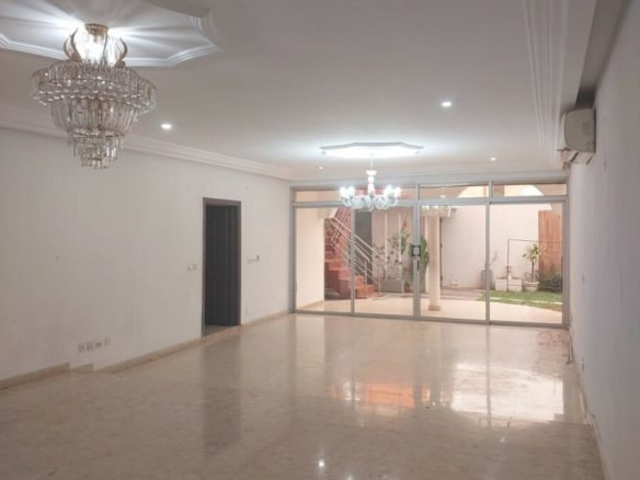 A VENDRE COCODY-ANGRÉ 8ÈME TRANCHE (CITÉ ARCADES 3) : Duplex marbré de 6 pièces + 1 dépend