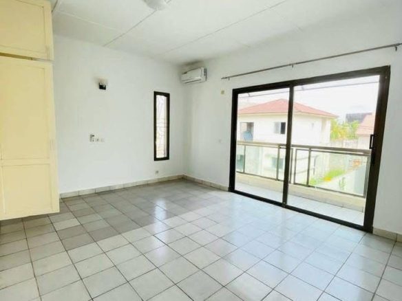 *Villa Duplex de Luxe à Louer sur la Route de Bassam* Nous vous proposons