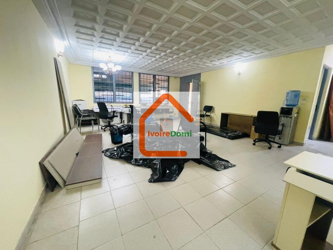 En location Villa Basse 4 pièces avec 2 indépendance cour avant et arrière a ANGRÉ Sicogi