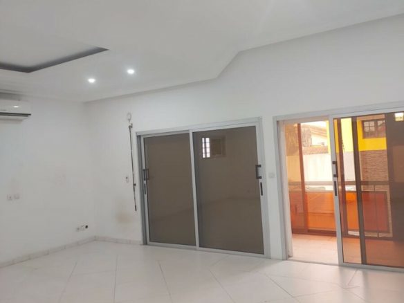 A VENDRE COCODY-ANGRÉ 8ÈME TRANCHE (CITÉ ARCADES 3) : Duplex marbré de 6 pièces + 1 dépend