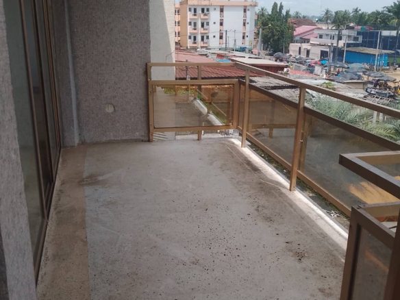 Appartement de 4 pièces à Cocody Vallon : – 3 chambres spacieuses – 1 grand salon