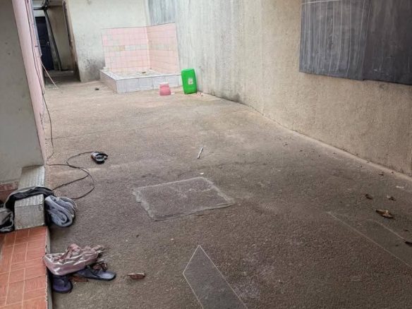 À LOUER UNE VILLA BASSE de 8 PIÈCES AVEC 4 SALLES D’EAU, GRANDE TERRASSE, GRANDE COUR.