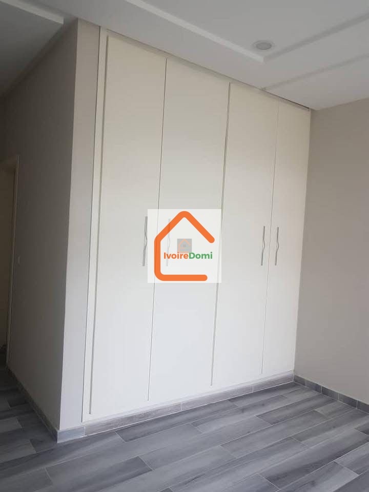 Nous mettons en location cette villa duplex à Cocody Rivièra 4 synacaci 2 !!!! Loyer:
