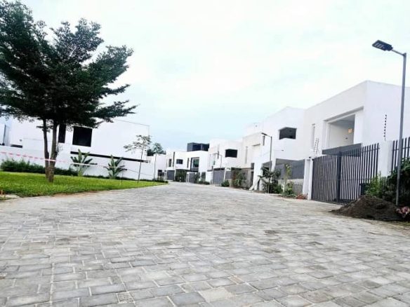 À VENDRE ABATA DANS UNE CHIC PETITE CITE UN APPARTEMENT DUPLEX HAUT STANDING