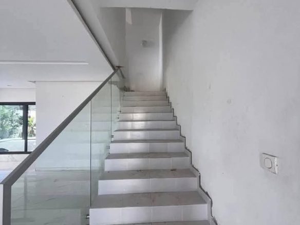 À louer📍BASSAM🏡 TRIPLEX 8 PIÈCES + PISCINE Vivez dans un confort exceptionnel.