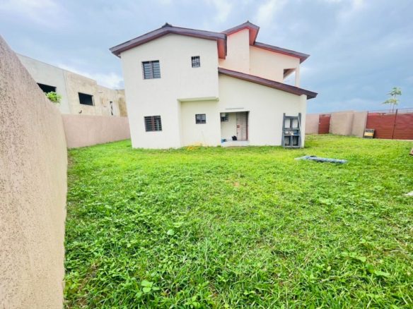 Nous avons une magnifique villa duplex de 4 pièces haut standing à louer à Bingerville