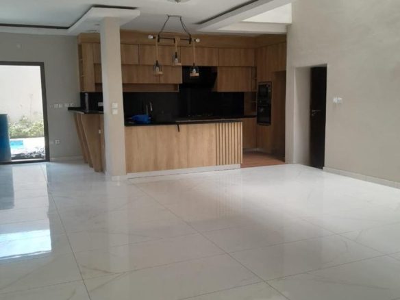 Location: Cocody Riviera 3 synacassi Villa duplex de 11 pièces : 5 chambres autonomes