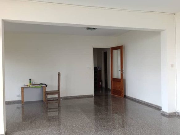 En vente à la riviera golf dans les caddys, un grand appartement de 5 pièces au 5e étage