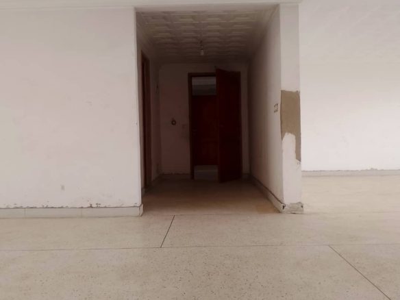 Appartement de 4 pièces à Cocody Vallon : – 3 chambres spacieuses – 1 grand salon