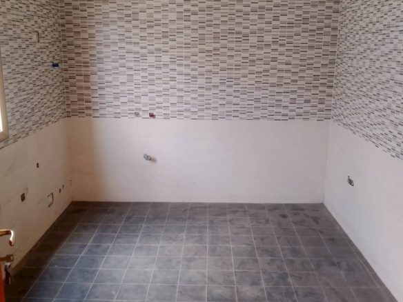 Appartement de 4 pièces à Cocody Vallon : – 3 chambres spacieuses – 1 grand salon