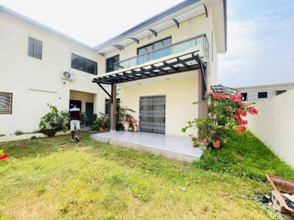 *Villa Duplex de Luxe à Louer sur la Route de Bassam* Nous vous proposons