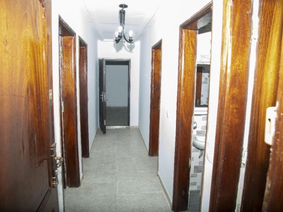 Une belle villa basse de 7 pièces prête à habiter en location. Située à Cocody