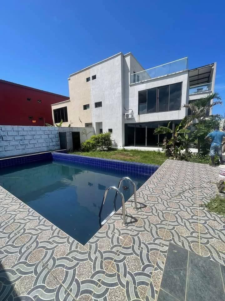 À louer📍BASSAM🏡 TRIPLEX 8 PIÈCES + PISCINE Vivez dans un confort exceptionnel.