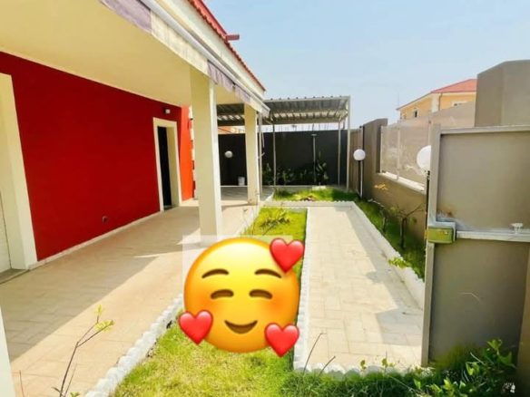 📍BASSAM CITÉ ITALIA MODESTE À louer villa 5 pièces + Piscine ✅Loyer 1300000 fcfa.