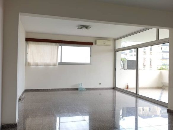 En vente à la riviera golf dans les caddys, un grand appartement de 5 pièces au 5e étage