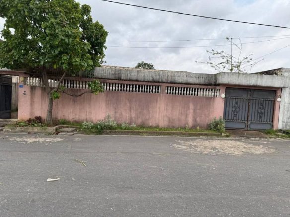 À LOUER UNE VILLA BASSE de 8 PIÈCES AVEC 4 SALLES D’EAU, GRANDE TERRASSE, GRANDE COUR.