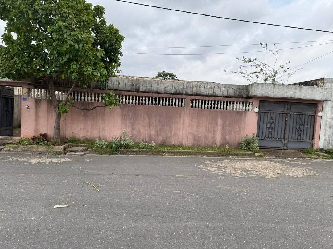 À LOUER UNE VILLA BASSE de 8 PIÈCES AVEC 4 SALLES D’EAU, GRANDE TERRASSE, GRANDE COUR.