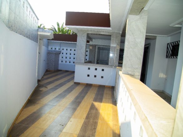 Une belle villa basse de 7 pièces prête à habiter en location. Située à Cocody