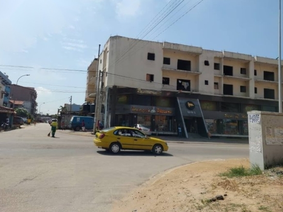 Terrain semi-commercial 975 m² -Cocody-Angré 7ème tranche