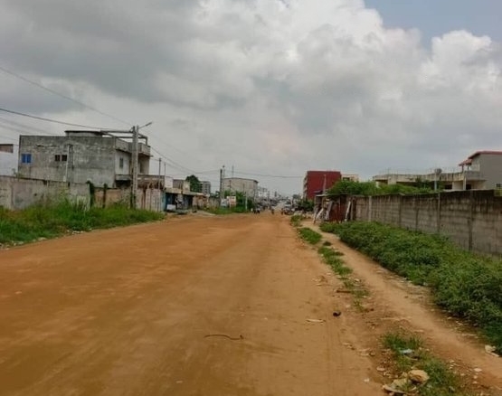 Terrain 660 m² + ACD en bordure de voie à Cocody-angré nouveau chu