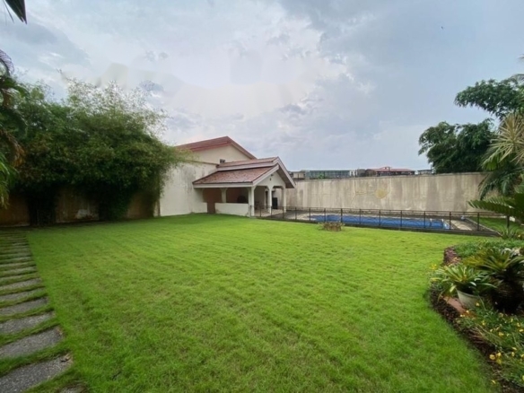 Location villa duplex 10 pièces avec piscine aux 2 Plateaux-vallons