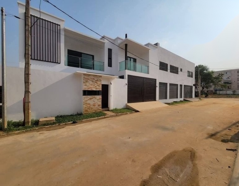 D’une villa triplex de 8 pieces à Cocody Angré 8eme TRANCHE BESSIKOI