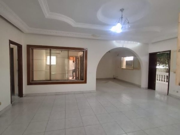 Vente villa 5 pièces + 2 dépendances à Cocody-angré