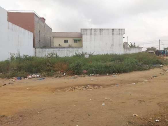 Terrain commercial 600 m² + acd à Cocody Angré chu djorogobité 1