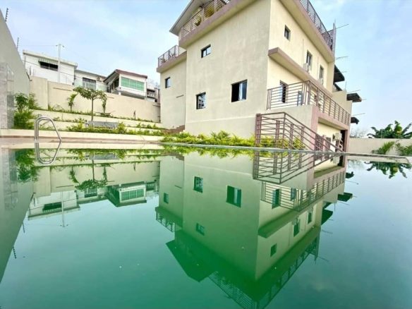 La villa de luxe avec nous actuellement.