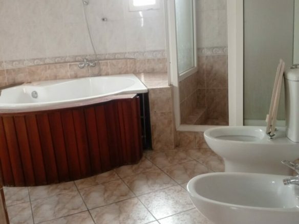 Une somptueuse villa duplex de 5 pièces avec un garage, un jardin à Cocody Angré dans une cité