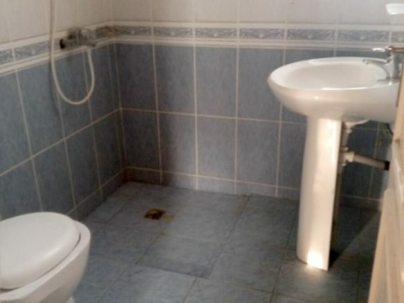 Une somptueuse villa duplex de 5 pièces avec un garage, un jardin à Cocody Angré dans une cité