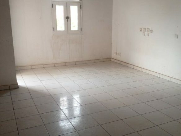 Une somptueuse villa duplex de 5 pièces avec un garage, un jardin à Cocody Angré dans une cité