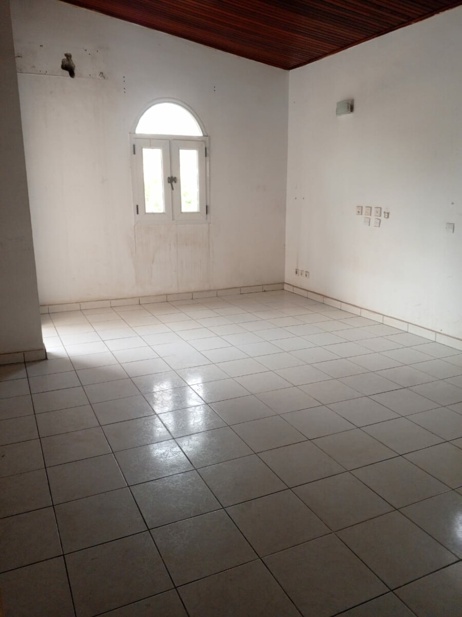 Une somptueuse villa duplex de 5 pièces avec un garage, un jardin à Cocody Angré dans une cité