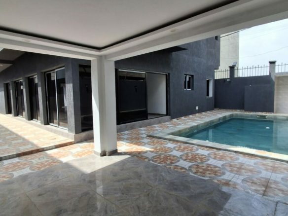 Une somptueuse villa duplex de 6 pièces avec une grande piscine à Bingerville