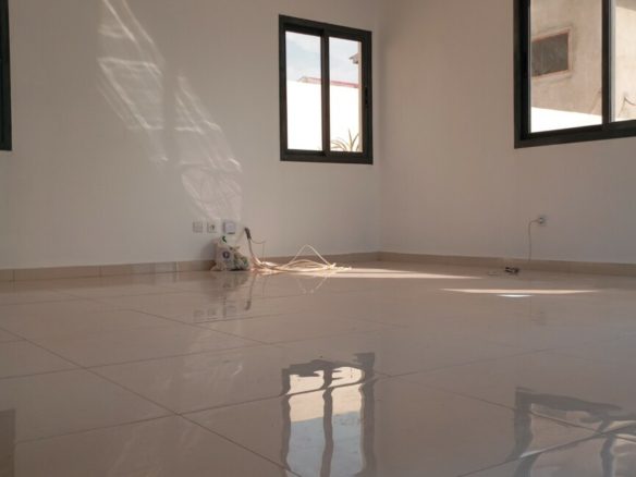 Somptueuse villa duplex de 4 pièces avec une piscine, un jardin et un garage à Bassam dans une cité