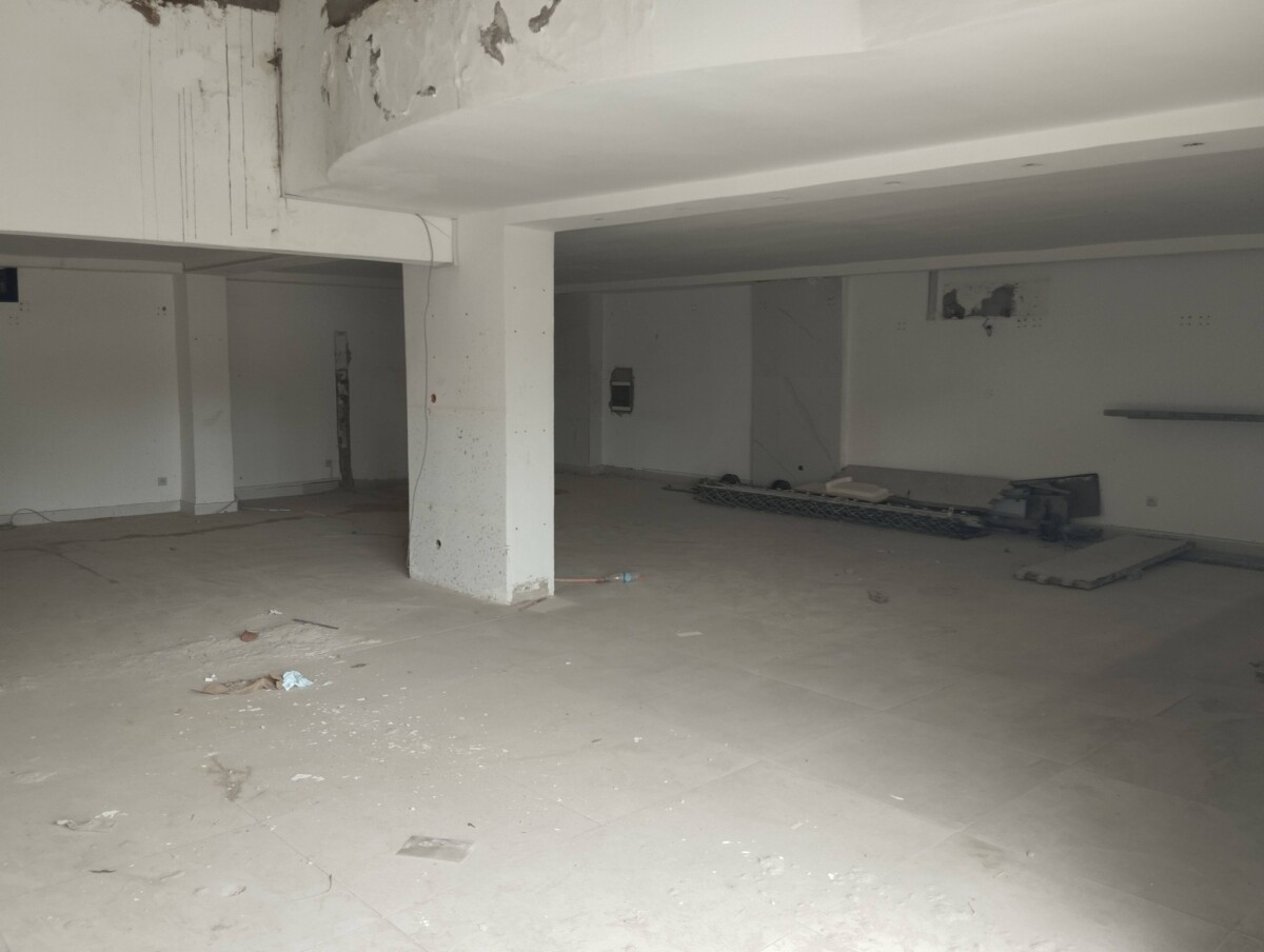 à louer magasin 400m2 en mezzanine avec bureau à marcory zone 4 biétry sur le boulevard de Marseille