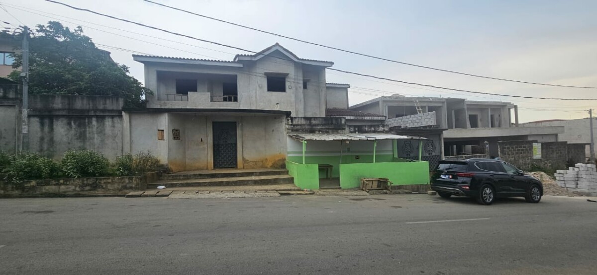 Terrain de 1000m2 à vendre Cocody Riviera Bonoumin à proximité d’Abidjan MALL