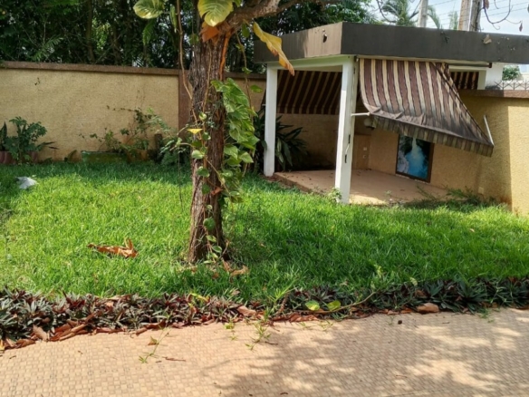 A louer, au niveau de 2 plateaux vallon vers 12 ème, une villa basse de 6 chambres autonomes