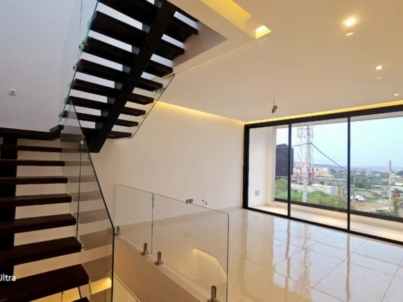 TRÈS BELLE VILLA TRIPLEX DE 8 PIÈCES HAUT STANDING AVEC PISCINE À COCODY RIVIERA ABATTA RÉSIDENTIEL