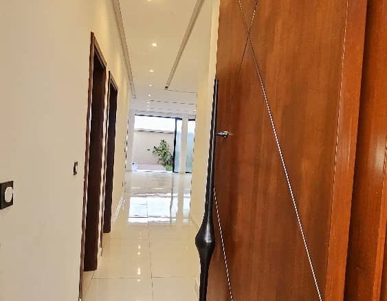 TRÈS BELLE VILLA TRIPLEX DE 8 PIÈCES HAUT STANDING AVEC PISCINE À COCODY RIVIERA ABATTA RÉSIDENTIEL